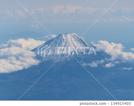 從飛機上看到的富士山 從飛機上看到的富士山 134915403