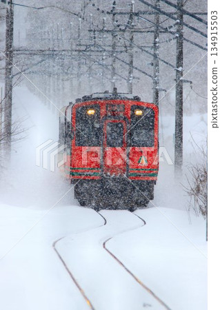 會津鐵道快速列車「會津山特快」從鬼怒川溫泉站經冰凍鐵軌開往南會津站 134915503