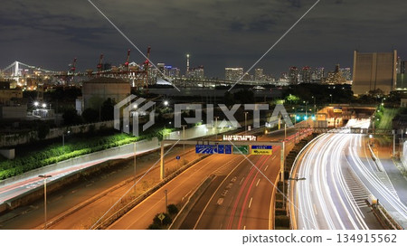 從大井北高架橋眺望首都高速公路海灣線夜景,背景是東京晴空塔。 從大井北高架橋眺望首都高速公路海灣線夜景,背景是東京晴空塔。 134915562