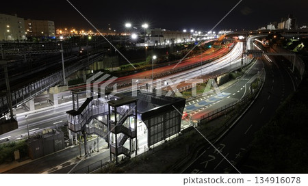 The night view from the Oi Kita viaduct, centered on the Shuto Expressway Bayshore Route, is in the foreground. 134916078