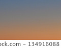 夕陽將天空染成柔和的漸層色。 134916088