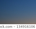 傍晚天空呈現出漸變的藍色 134916106