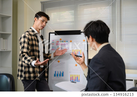 Pitching series photo, man presenting and pitching business ideas at boardroom 134916213