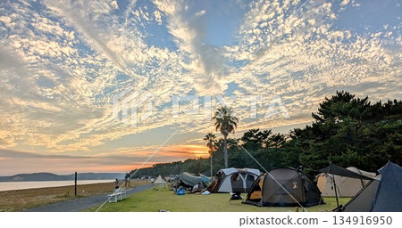 夕陽照亮帳篷 134916950