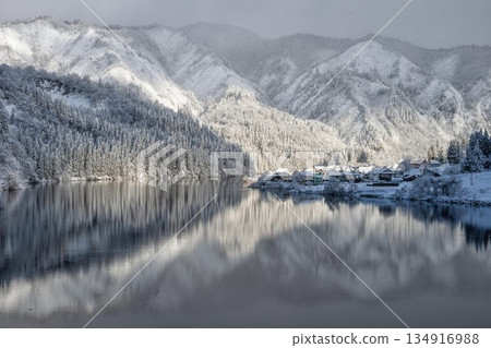 隆冬時節的塔達米河 134916988