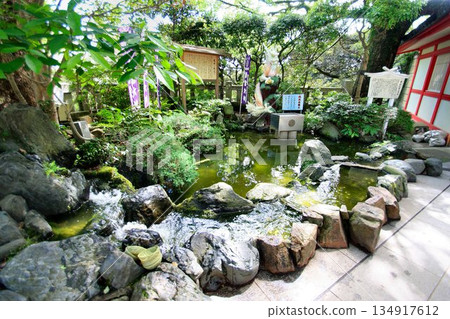 Located in front of the Hoanden, a shrine dedicated to Benten, is the Hakuryu Zeni-arai Pond in Enoshima. Located in front of the Hoanden, a shrine dedicated to Benten, is the Hakuryu Zeni-arai Pond in Enoshima. 134917612