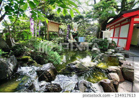 在供奉弁天的寶安殿前，是江之島的白龍錢洗池。 134917613