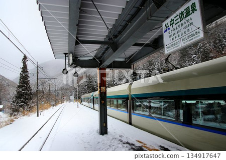 奧木野的雪景…【特急Liberty會津】500系列車停靠仲見夜溫泉站 134917647