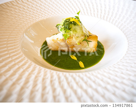 煎石斑魚擺盤精美，在綠意盎然的背景下格外醒目。 134917861