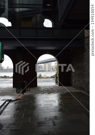 紐約，陰天，布魯克林，Dumbo區，從建築物下方看到的河景 134918054