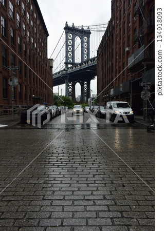 紐約布魯克林,曼哈頓大橋對面的鵝卵石路和汽車 紐約布魯克林,曼哈頓大橋對面的鵝卵石路和汽車 134918093