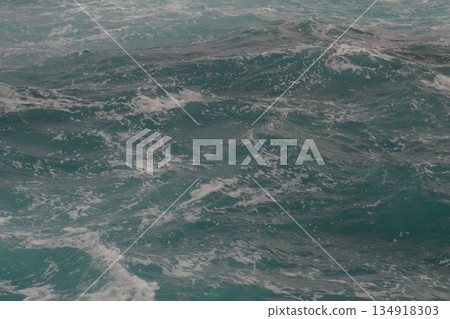 暴風雨天的日本海海面與浪花 暴風雨天的日本海海面與浪花 134918303