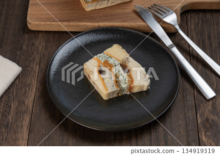 一款用上等乾果和堅果製成的濃鬱起司凍糕 一款用上等乾果和堅果製成的濃鬱起司凍糕 134919319