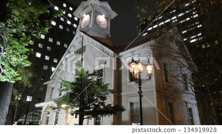 夜晚燈火通明的鐘樓 134919928
