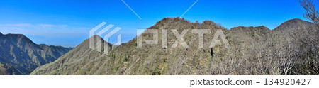相高山脈的蓬萊山(Mount Horai)。從天狗旗展望台眺望全景。從袴越山到越前山。 相高山脈的蓬萊山(Mount Horai)。從天狗旗展望台眺望全景。從袴越山到越前山。 134920427