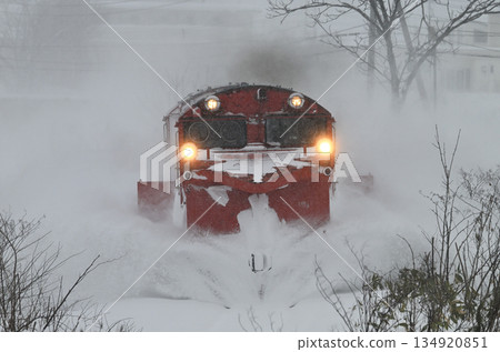 一列清雪列車正在清理宗谷本線的積雪。 一列清雪列車正在清理宗谷本線的積雪。 134920851
