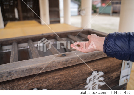 將錢投入奉獻箱 134921492