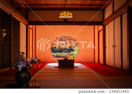 透過鎌倉明月院日式房間的圓形窗戶，可以看到秋葉。 134921493