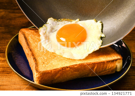 在吐司上放一個煎蛋 134921771