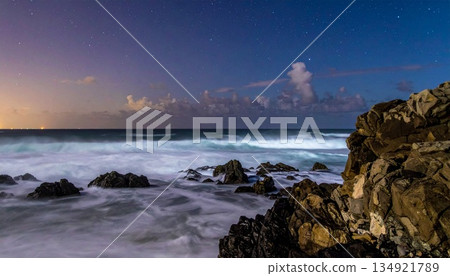 夜幕降臨，白色浪花拍打著波濤洶湧的大海 2 134921789