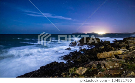 夜幕降臨，白色浪花拍打著波濤洶湧的大海 1 134921790