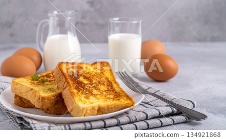 早餐法式吐司，用牛奶和雞蛋製成 2 134921868