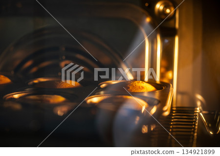 烤箱中正在膨脹的金黃磅蛋糕 134921899