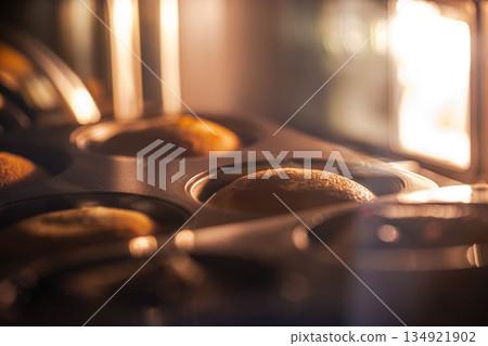 烤箱中正在膨脹的金黃磅蛋糕 134921902