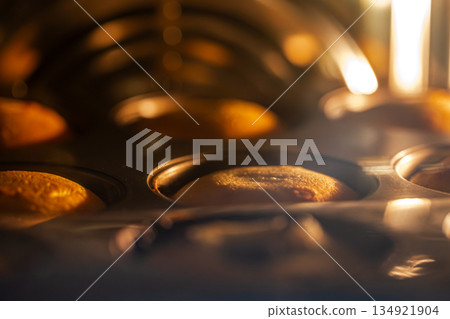 烤箱中正在膨脹的金黃磅蛋糕 134921904