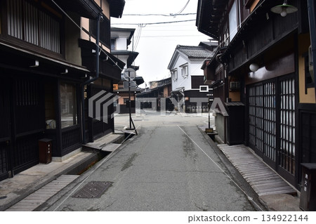 日本岐阜縣高山市的古老街道。散發著歷史氣息的老房子。高山春節期間的早晨景象。 日本岐阜縣高山市的古老街道。散發著歷史氣息的老房子。高山春節期間的早晨景象。 134922144