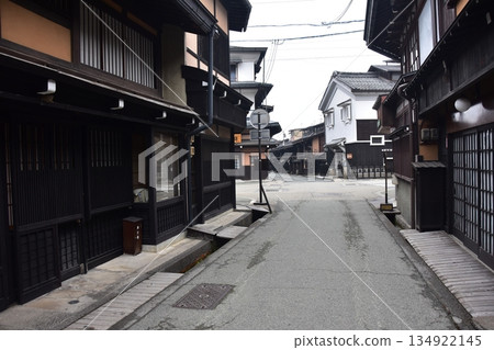 日本岐阜縣高山市的古老街道。散發著歷史氣息的老房子。高山春節期間的早晨景象。 134922145