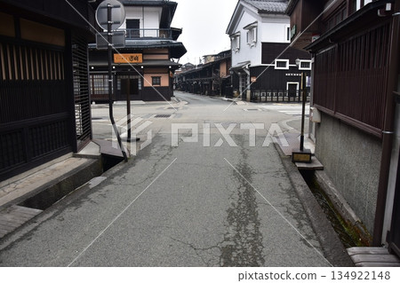 日本岐阜縣高山市的古老街道。散發著歷史氣息的老房子。高山春節期間的早晨景象。 134922148