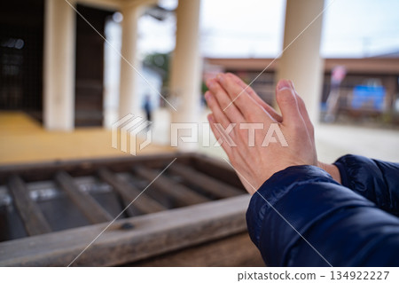 祈禱並雙手合十 134922227