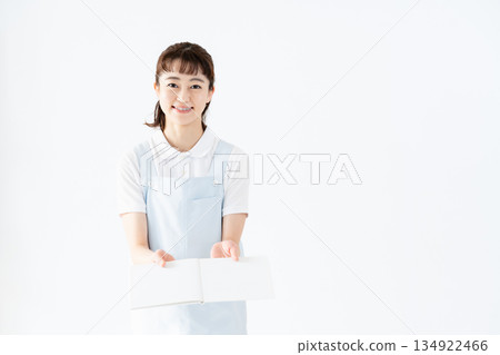 一位幼兒園老師拿著圖畫書 134922466