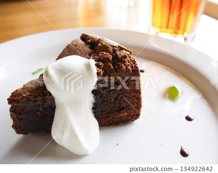 Gateau chocolate topped with fresh cream 134922642