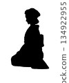 Silhouette illustration of a woman in a kimono with Japanese hairstyle sitting upright 134922955