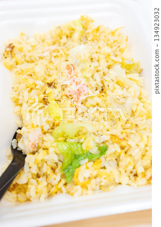 美味的蟹肉生菜炒飯 134923032