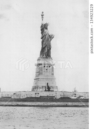 Vintage photo of the Statue of Liberty in New York, USA, 1916 134923229