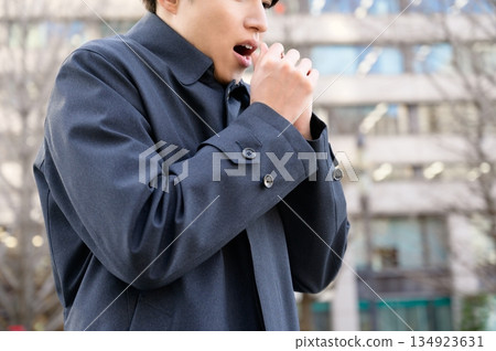 辦公區裡一個面色冷漠的男人 134923631