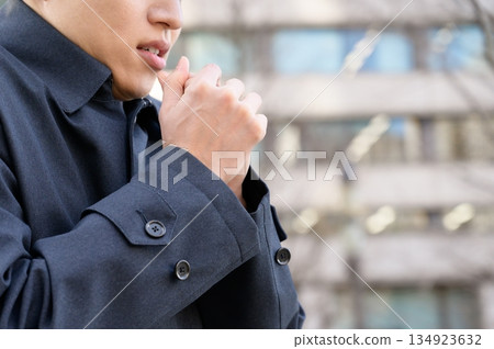 辦公區裡一個面色冷漠的男人 134923632