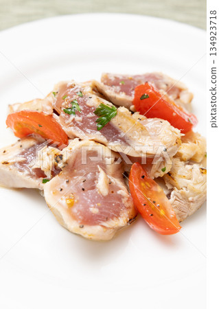 美味的香煎鮪魚薄片 美味的香煎鮪魚薄片 134923718