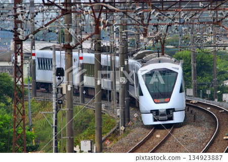 距離終點站東武日光站還有一小段路程…東武特急列車[Spacia X] N100系列 134923887