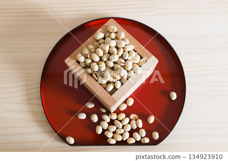 Setsubun bean throwing 134923910