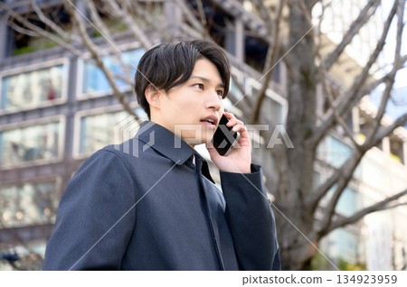 一名男子在辦公區使用智慧型手機 一名男子在辦公區使用智慧型手機 134923959
