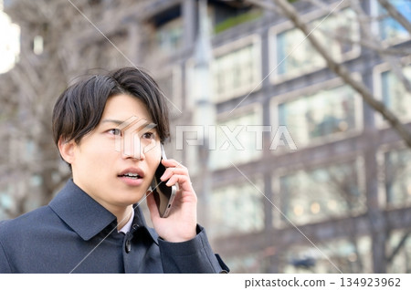 一名男子在辦公區使用智慧型手機 134923962