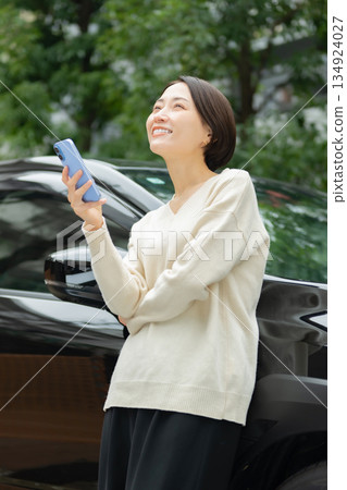 Woman with smartphone, car, personal car Woman with smartphone, car, personal car 134924027