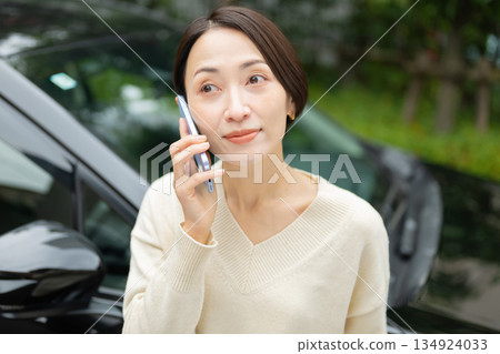 Woman with smartphone, car, personal car Woman with smartphone, car, personal car 134924033
