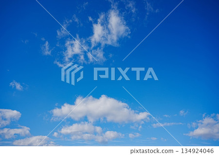 漂浮在藍天上的雲彩 漂浮在藍天上的雲彩 134924046