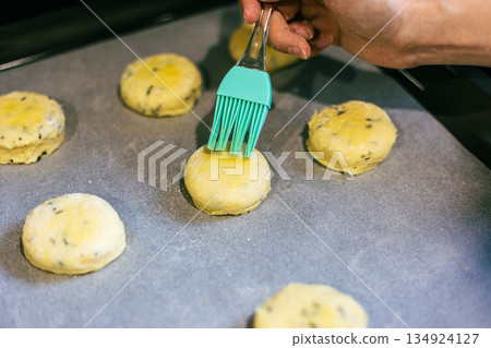 手工英式司康烘焙前的蛋液塗抹工序 手工英式司康烘焙前的蛋液塗抹工序 134924127