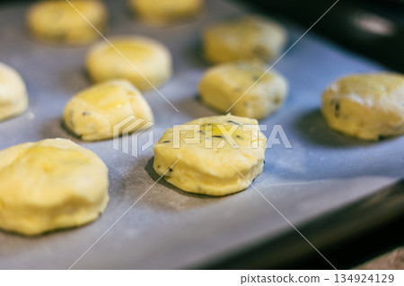 手工英式司康烘焙前的蛋液塗抹工序 手工英式司康烘焙前的蛋液塗抹工序 134924129